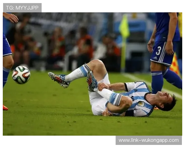 先踢到球就一定不犯规？规则拆解常见误解