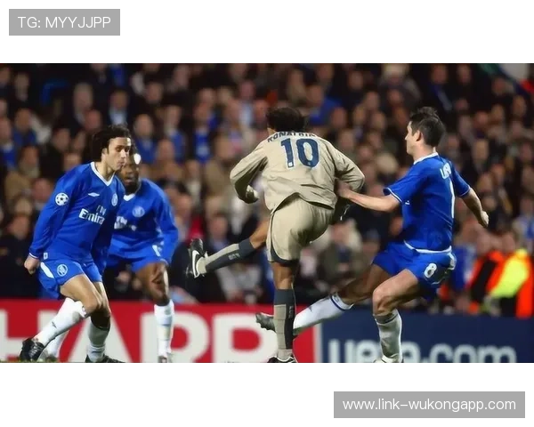 小罗退役后还在夜店蹦迪，这状态谁信他快50了？