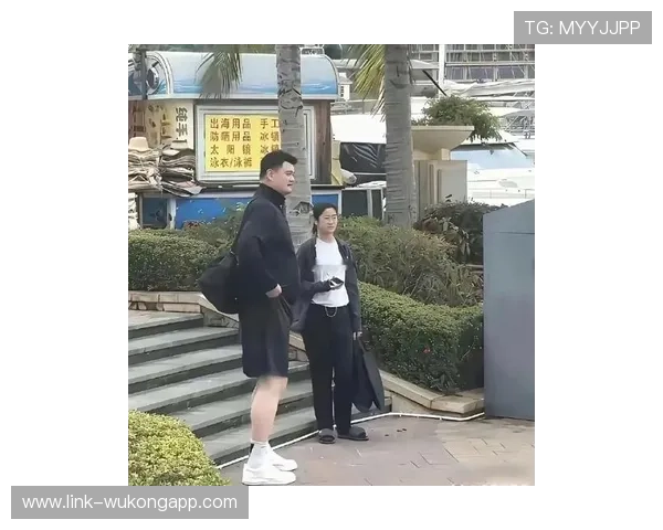 姚明这身高日常穿搭竟然这么接地气，和明星街拍差太多了吧