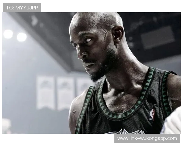 凯文·加内特通过高位策应与补防扫荡提升绿军防守效率