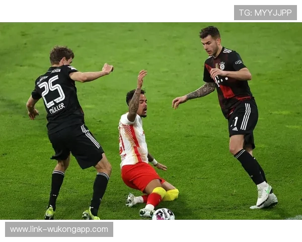 拜仁防线稳定性承压，关键战表现波动对争冠形势产生影响