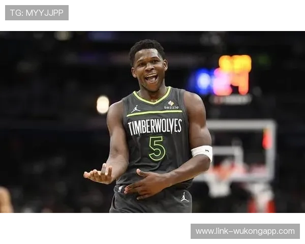 爱德华兹三分命中率提升显著 拉开球队进攻空间